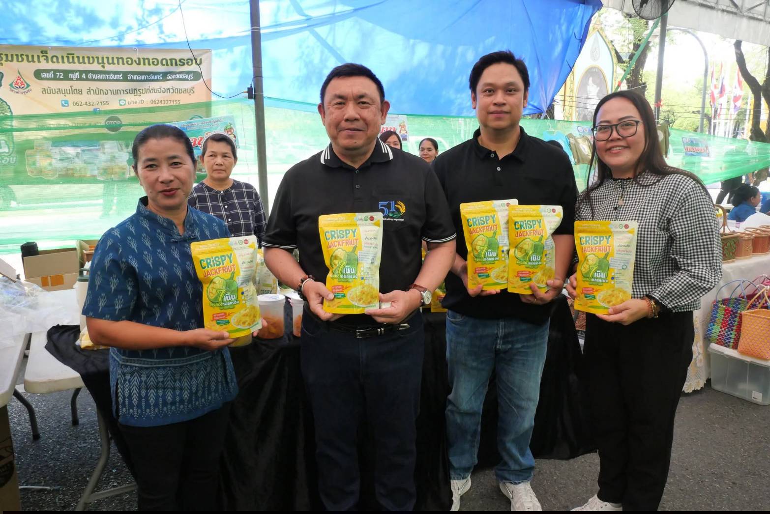 title - เลขาธิการ ส.ป.ก. เยี่ยมทักทายเกษตรกรและซื้อสินค้าในบรรยากาศวันสุดท้ายของการออกร้านขายสินค้า จากเขตปฏิรูปที่ดิน ส่งท้ายงานครบรอบ 51 ปี ส.ป.ก. ณ สำนักงานการปฏิรูปที่ดินเพื่อเกษตรกรรม